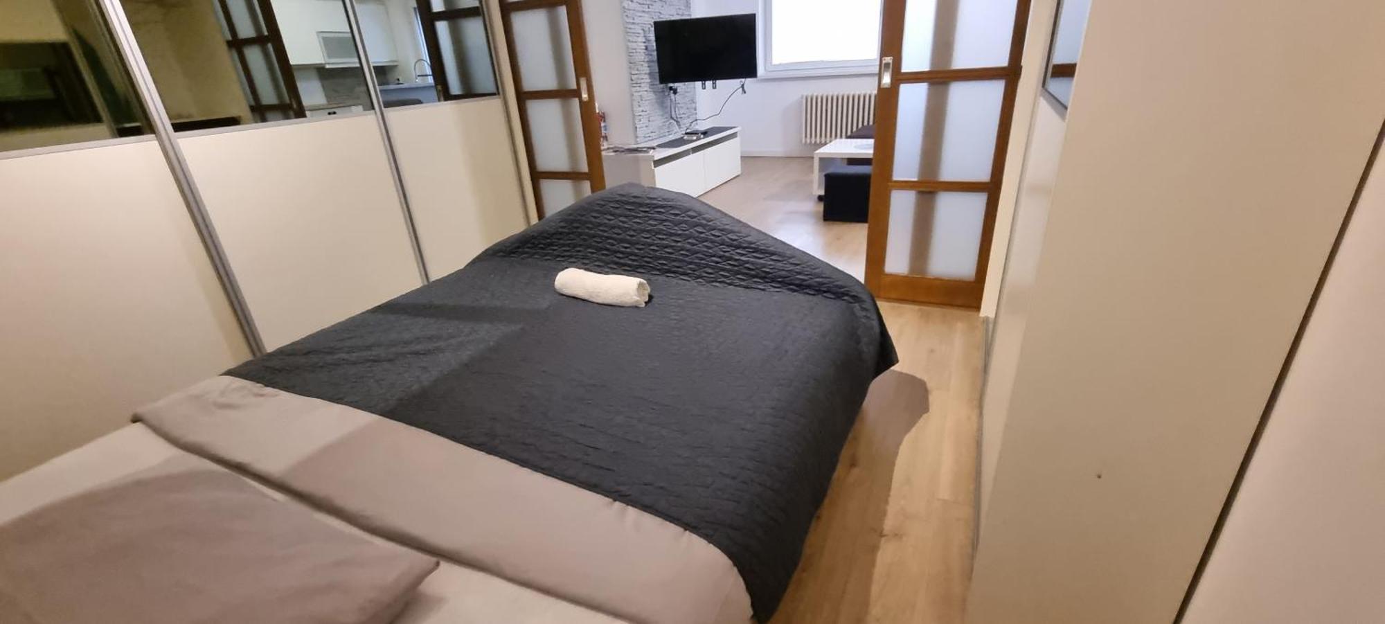 Huge Apartment Next To Train Station Close To The City Center Братислава Экстерьер фото