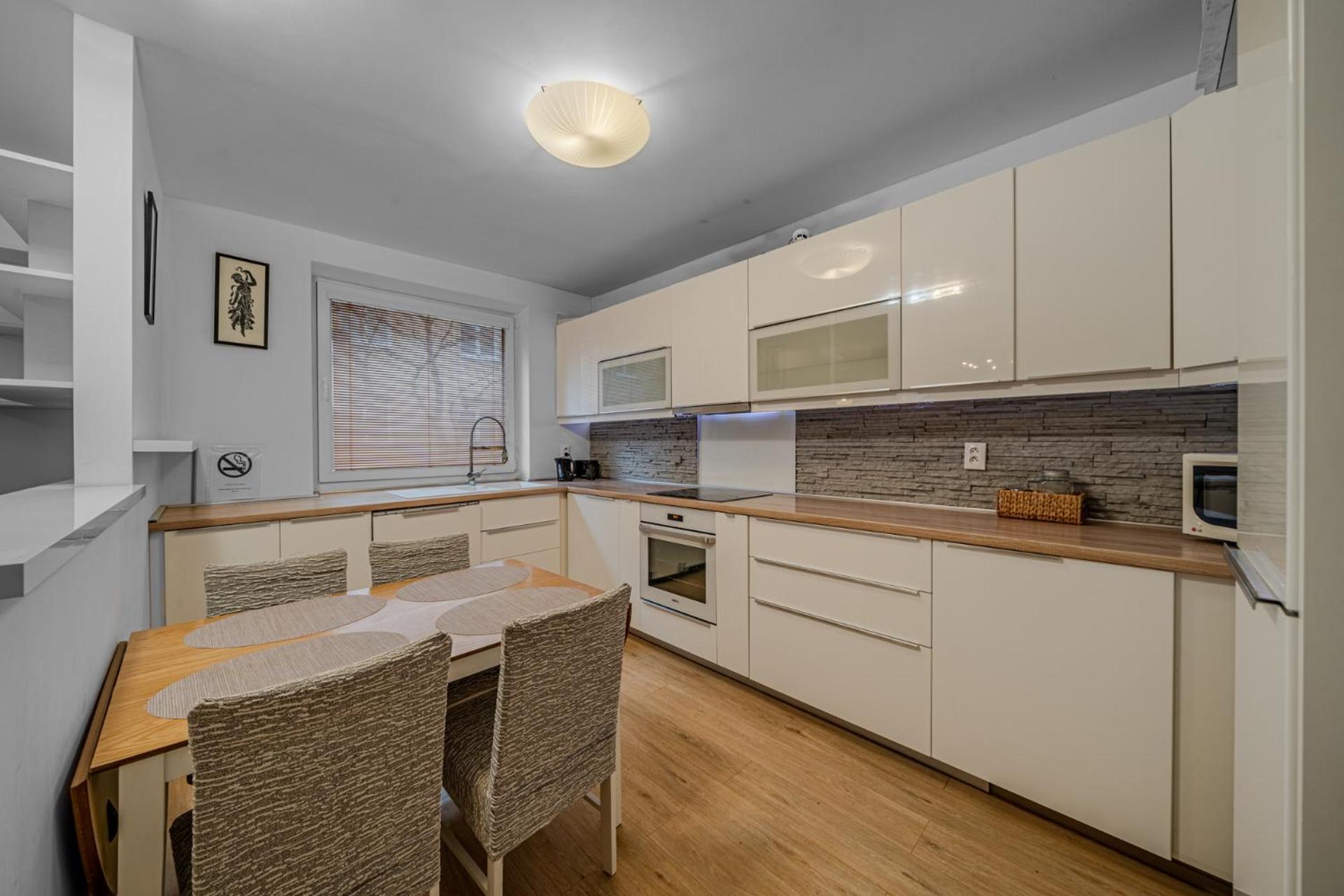 Huge Apartment Next To Train Station Close To The City Center Братислава Экстерьер фото